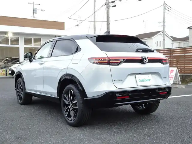 ホンダ ヴェゼル ハイブリッド e:HEV Z PLaYパッケージ 千葉県 2025(令7)年 0.1千km プレミアムサンライトホワイトパール 【登録済未使用車】/【プレミアムサンライトホワイトP/ブラック】/Honda CONNECTディスプレー（9インチ）/（ナビ/フルセグTV/USB/BT)/マルチビューカメラシステム（メーカーOP）/パノラマルーフ （メーカーOP）/プレミアムオーディオ（メーカーOP）/ETC2.0/Honda SENSING/ハンズフリーパワーテールゲート/ワイヤレス充電器/ブラインドスポットインフォメーション/純正18インチAW/コンビシート（ファブリック/プライムスムース）/LEDシーケンシャルターンシグナルランプ/プッシュスタート/スマートキー/LEDヘッドライト/フォグランプ/LEDルームランプ/保証書/取扱説明書/