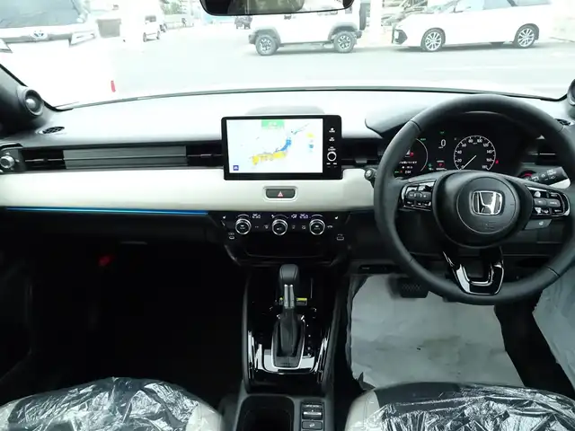ホンダ ヴェゼル ハイブリッド e:HEV Z PLaYパッケージ 千葉県 2025(令7)年 0.1千km プレミアムサンライトホワイトパール 【登録済未使用車】/【プレミアムサンライトホワイトP/ブラック】/Honda CONNECTディスプレー（9インチ）/（ナビ/フルセグTV/USB/BT)/マルチビューカメラシステム（メーカーOP）/パノラマルーフ （メーカーOP）/プレミアムオーディオ（メーカーOP）/ETC2.0/Honda SENSING/ハンズフリーパワーテールゲート/ワイヤレス充電器/ブラインドスポットインフォメーション/純正18インチAW/コンビシート（ファブリック/プライムスムース）/LEDシーケンシャルターンシグナルランプ/プッシュスタート/スマートキー/LEDヘッドライト/フォグランプ/LEDルームランプ/保証書/取扱説明書/