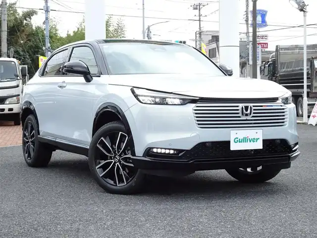 ホンダ ヴェゼル ハイブリッド e:HEV Z PLaYパッケージ 千葉県 2025(令7)年 0.1千km プレミアムサンライトホワイトパール 【登録済未使用車】/【プレミアムサンライトホワイトP/ブラック】/Honda CONNECTディスプレー（9インチ）/（ナビ/フルセグTV/USB/BT)/マルチビューカメラシステム（メーカーOP）/パノラマルーフ （メーカーOP）/プレミアムオーディオ（メーカーOP）/ETC2.0/Honda SENSING/ハンズフリーパワーテールゲート/ワイヤレス充電器/ブラインドスポットインフォメーション/純正18インチAW/コンビシート（ファブリック/プライムスムース）/LEDシーケンシャルターンシグナルランプ/プッシュスタート/スマートキー/LEDヘッドライト/フォグランプ/LEDルームランプ/保証書/取扱説明書/