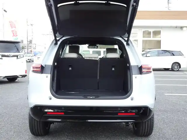 ホンダ ヴェゼル ハイブリッド e:HEV Z PLaYパッケージ 千葉県 2025(令7)年 0.1千km プレミアムサンライトホワイトパール 【登録済未使用車】/【プレミアムサンライトホワイトP/ブラック】/Honda CONNECTディスプレー（9インチ）/（ナビ/フルセグTV/USB/BT)/マルチビューカメラシステム（メーカーOP）/パノラマルーフ （メーカーOP）/プレミアムオーディオ（メーカーOP）/ETC2.0/Honda SENSING/ハンズフリーパワーテールゲート/ワイヤレス充電器/ブラインドスポットインフォメーション/純正18インチAW/コンビシート（ファブリック/プライムスムース）/LEDシーケンシャルターンシグナルランプ/プッシュスタート/スマートキー/LEDヘッドライト/フォグランプ/LEDルームランプ/保証書/取扱説明書/
