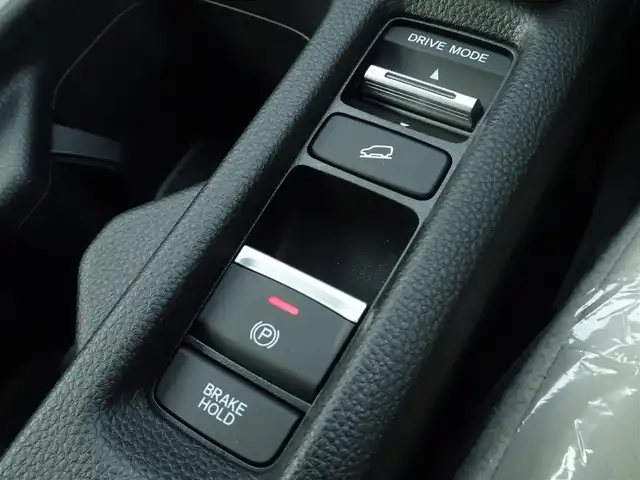 ホンダ ヴェゼル ハイブリッド e:HEV Z PLaYパッケージ 千葉県 2025(令7)年 0.1千km プレミアムサンライトホワイトパール 【登録済未使用車】/【プレミアムサンライトホワイトP/ブラック】/Honda CONNECTディスプレー（9インチ）/（ナビ/フルセグTV/USB/BT)/マルチビューカメラシステム（メーカーOP）/パノラマルーフ （メーカーOP）/プレミアムオーディオ（メーカーOP）/ETC2.0/Honda SENSING/ハンズフリーパワーテールゲート/ワイヤレス充電器/ブラインドスポットインフォメーション/純正18インチAW/コンビシート（ファブリック/プライムスムース）/LEDシーケンシャルターンシグナルランプ/プッシュスタート/スマートキー/LEDヘッドライト/フォグランプ/LEDルームランプ/保証書/取扱説明書/