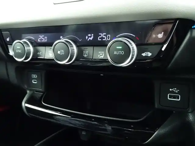 ホンダ ヴェゼル ハイブリッド e:HEV Z PLaYパッケージ 千葉県 2025(令7)年 0.1千km プレミアムサンライトホワイトパール 【登録済未使用車】/【プレミアムサンライトホワイトP/ブラック】/Honda CONNECTディスプレー（9インチ）/（ナビ/フルセグTV/USB/BT)/マルチビューカメラシステム（メーカーOP）/パノラマルーフ （メーカーOP）/プレミアムオーディオ（メーカーOP）/ETC2.0/Honda SENSING/ハンズフリーパワーテールゲート/ワイヤレス充電器/ブラインドスポットインフォメーション/純正18インチAW/コンビシート（ファブリック/プライムスムース）/LEDシーケンシャルターンシグナルランプ/プッシュスタート/スマートキー/LEDヘッドライト/フォグランプ/LEDルームランプ/保証書/取扱説明書/