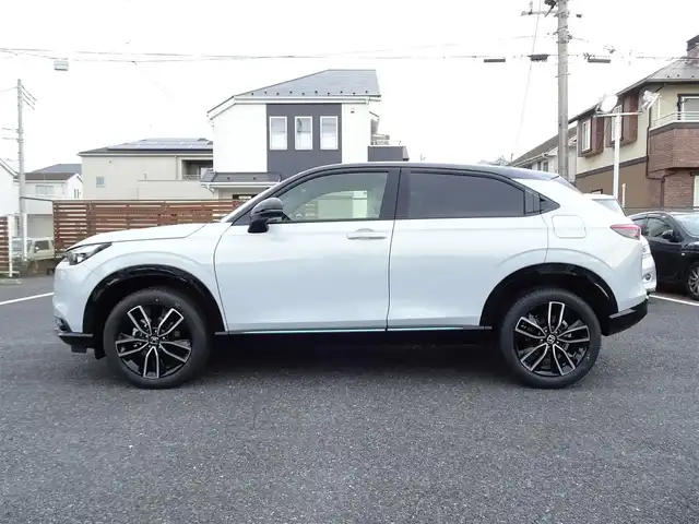 ホンダ ヴェゼル ハイブリッド e:HEV Z PLaYパッケージ 千葉県 2025(令7)年 0.1千km プレミアムサンライトホワイトパール 【登録済未使用車】/【プレミアムサンライトホワイトP/ブラック】/Honda CONNECTディスプレー（9インチ）/（ナビ/フルセグTV/USB/BT)/マルチビューカメラシステム（メーカーOP）/パノラマルーフ （メーカーOP）/プレミアムオーディオ（メーカーOP）/ETC2.0/Honda SENSING/ハンズフリーパワーテールゲート/ワイヤレス充電器/ブラインドスポットインフォメーション/純正18インチAW/コンビシート（ファブリック/プライムスムース）/LEDシーケンシャルターンシグナルランプ/プッシュスタート/スマートキー/LEDヘッドライト/フォグランプ/LEDルームランプ/保証書/取扱説明書/