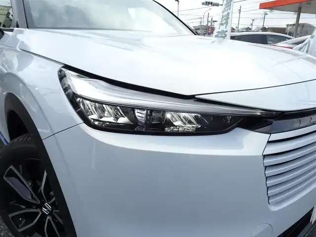ホンダ ヴェゼル ハイブリッド e:HEV Z PLaYパッケージ 千葉県 2025(令7)年 0.1千km プレミアムサンライトホワイトパール 【登録済未使用車】/【プレミアムサンライトホワイトP/ブラック】/Honda CONNECTディスプレー（9インチ）/（ナビ/フルセグTV/USB/BT)/マルチビューカメラシステム（メーカーOP）/パノラマルーフ （メーカーOP）/プレミアムオーディオ（メーカーOP）/ETC2.0/Honda SENSING/ハンズフリーパワーテールゲート/ワイヤレス充電器/ブラインドスポットインフォメーション/純正18インチAW/コンビシート（ファブリック/プライムスムース）/LEDシーケンシャルターンシグナルランプ/プッシュスタート/スマートキー/LEDヘッドライト/フォグランプ/LEDルームランプ/保証書/取扱説明書/