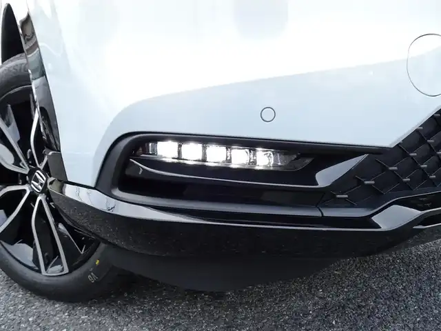 ホンダ ヴェゼル ハイブリッド e:HEV Z PLaYパッケージ 千葉県 2025(令7)年 0.1千km プレミアムサンライトホワイトパール 【登録済未使用車】/【プレミアムサンライトホワイトP/ブラック】/Honda CONNECTディスプレー（9インチ）/（ナビ/フルセグTV/USB/BT)/マルチビューカメラシステム（メーカーOP）/パノラマルーフ （メーカーOP）/プレミアムオーディオ（メーカーOP）/ETC2.0/Honda SENSING/ハンズフリーパワーテールゲート/ワイヤレス充電器/ブラインドスポットインフォメーション/純正18インチAW/コンビシート（ファブリック/プライムスムース）/LEDシーケンシャルターンシグナルランプ/プッシュスタート/スマートキー/LEDヘッドライト/フォグランプ/LEDルームランプ/保証書/取扱説明書/
