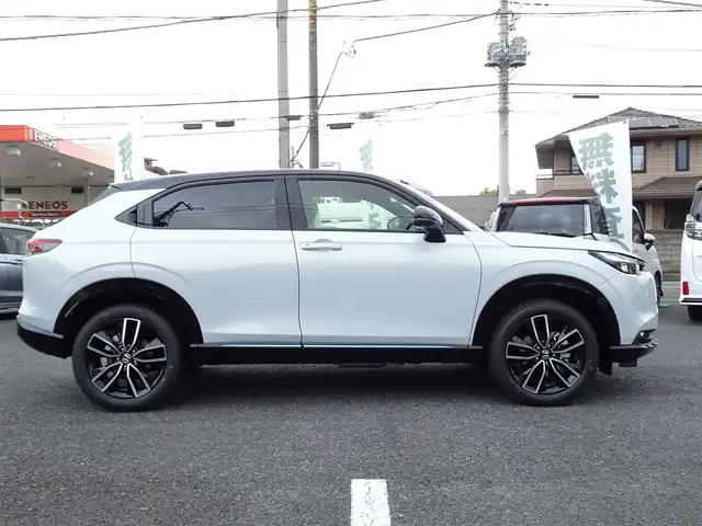 ホンダ ヴェゼル ハイブリッド e:HEV Z PLaYパッケージ 千葉県 2025(令7)年 0.1千km プレミアムサンライトホワイトパール 【登録済未使用車】/【プレミアムサンライトホワイトP/ブラック】/Honda CONNECTディスプレー（9インチ）/（ナビ/フルセグTV/USB/BT)/マルチビューカメラシステム（メーカーOP）/パノラマルーフ （メーカーOP）/プレミアムオーディオ（メーカーOP）/ETC2.0/Honda SENSING/ハンズフリーパワーテールゲート/ワイヤレス充電器/ブラインドスポットインフォメーション/純正18インチAW/コンビシート（ファブリック/プライムスムース）/LEDシーケンシャルターンシグナルランプ/プッシュスタート/スマートキー/LEDヘッドライト/フォグランプ/LEDルームランプ/保証書/取扱説明書/