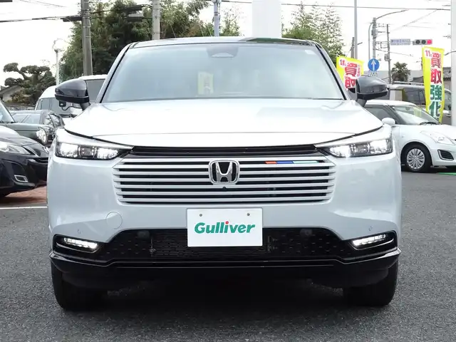 ホンダ ヴェゼル ハイブリッド e:HEV Z PLaYパッケージ 千葉県 2025(令7)年 0.1千km プレミアムサンライトホワイトパール 【登録済未使用車】/【プレミアムサンライトホワイトP/ブラック】/Honda CONNECTディスプレー（9インチ）/（ナビ/フルセグTV/USB/BT)/マルチビューカメラシステム（メーカーOP）/パノラマルーフ （メーカーOP）/プレミアムオーディオ（メーカーOP）/ETC2.0/Honda SENSING/ハンズフリーパワーテールゲート/ワイヤレス充電器/ブラインドスポットインフォメーション/純正18インチAW/コンビシート（ファブリック/プライムスムース）/LEDシーケンシャルターンシグナルランプ/プッシュスタート/スマートキー/LEDヘッドライト/フォグランプ/LEDルームランプ/保証書/取扱説明書/