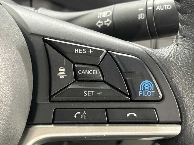 日産 セレナ e－パワー ハイウェイスター V 愛知県 2020(令2)年 3.9万km ブリリアントホワイトパール 純正１０インチＳＤナビ　（地図SDなし）/純正フリップダウンモニター　/プロパイロット　/インテリジェントパーキングアシスト　/アラウンドビュモニター　/エマージェンシーブレーキ　/車線逸脱警報（LDW)/後側方車両検知警報（BSW)/両側パワースライドドア　/ビルトインＥＴＣ　/ドライブレコーダー/オートブレーキホールド/USB接続/後席サンバイザー/LEDヘッドライト/LEDフォグランプ/プッシュスタート/　　-スマートキー
