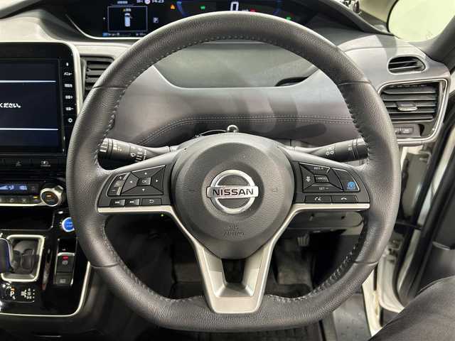日産 セレナ e－パワー ハイウェイスター V 愛知県 2020(令2)年 3.9万km ブリリアントホワイトパール 純正１０インチＳＤナビ　（地図SDなし）/純正フリップダウンモニター　/プロパイロット　/インテリジェントパーキングアシスト　/アラウンドビュモニター　/エマージェンシーブレーキ　/車線逸脱警報（LDW)/後側方車両検知警報（BSW)/両側パワースライドドア　/ビルトインＥＴＣ　/ドライブレコーダー/オートブレーキホールド/USB接続/後席サンバイザー/LEDヘッドライト/LEDフォグランプ/プッシュスタート/　　-スマートキー