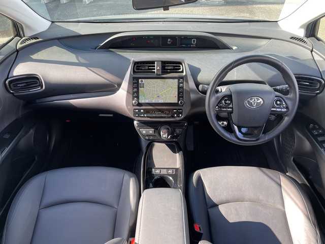 トヨタ プリウス S ツーリングセレ ブラックED 三重県 2022(令4)年 4.7万km プレシャスブラックパール 登録時46795km/禁煙車/黒革シート/純正ナビ/（AM/FM/Bluetooth/AppleCarPlay/AndroidAuto）/バックカメラ/ビルトインETC/レーダークルーズコントロール/ステアリングスイッチ/オートライト/オートハイビーム/シートヒーター/プリクラッシュセーフティ/レーンキープアシスト/クリアランスソナー/先行車発進お知らせ機能