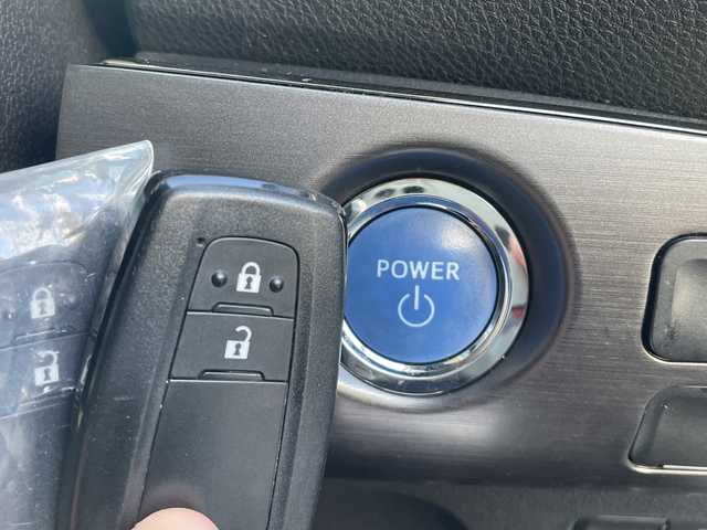 トヨタ プリウス S ツーリングセレ ブラックED 三重県 2022(令4)年 4.7万km プレシャスブラックパール 登録時46795km/禁煙車/黒革シート/純正ナビ/（AM/FM/Bluetooth/AppleCarPlay/AndroidAuto）/バックカメラ/ビルトインETC/レーダークルーズコントロール/ステアリングスイッチ/オートライト/オートハイビーム/シートヒーター/プリクラッシュセーフティ/レーンキープアシスト/クリアランスソナー/先行車発進お知らせ機能