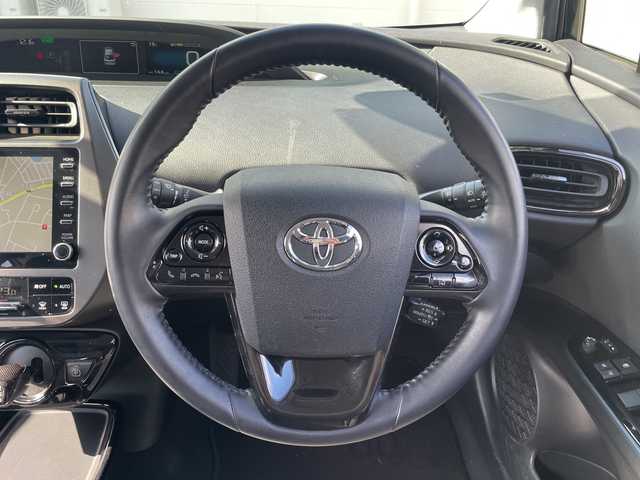 トヨタ プリウス S ツーリングセレ ブラックED 三重県 2022(令4)年 4.7万km プレシャスブラックパール 登録時46795km/禁煙車/黒革シート/純正ナビ/（AM/FM/Bluetooth/AppleCarPlay/AndroidAuto）/バックカメラ/ビルトインETC/レーダークルーズコントロール/ステアリングスイッチ/オートライト/オートハイビーム/シートヒーター/プリクラッシュセーフティ/レーンキープアシスト/クリアランスソナー/先行車発進お知らせ機能