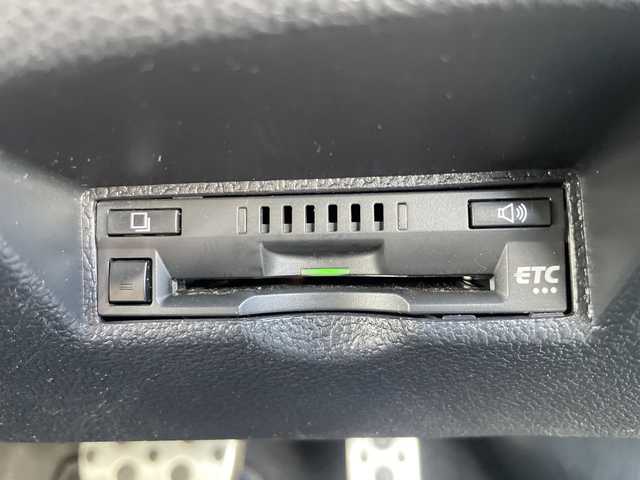 トヨタ プリウス S ツーリングセレ ブラックED 三重県 2022(令4)年 4.7万km プレシャスブラックパール 登録時46795km/禁煙車/黒革シート/純正ナビ/（AM/FM/Bluetooth/AppleCarPlay/AndroidAuto）/バックカメラ/ビルトインETC/レーダークルーズコントロール/ステアリングスイッチ/オートライト/オートハイビーム/シートヒーター/プリクラッシュセーフティ/レーンキープアシスト/クリアランスソナー/先行車発進お知らせ機能