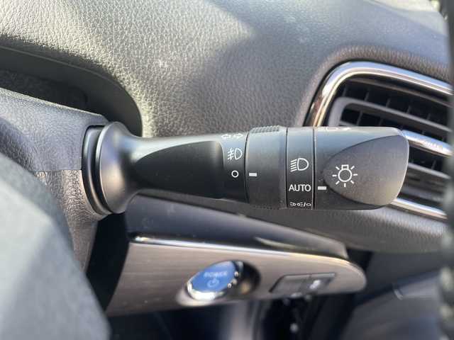 トヨタ プリウス S ツーリングセレ ブラックED 三重県 2022(令4)年 4.7万km プレシャスブラックパール 登録時46795km/禁煙車/黒革シート/純正ナビ/（AM/FM/Bluetooth/AppleCarPlay/AndroidAuto）/バックカメラ/ビルトインETC/レーダークルーズコントロール/ステアリングスイッチ/オートライト/オートハイビーム/シートヒーター/プリクラッシュセーフティ/レーンキープアシスト/クリアランスソナー/先行車発進お知らせ機能