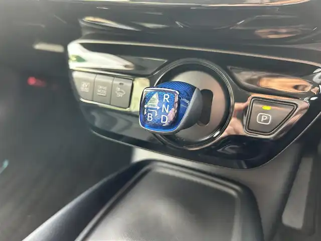 トヨタ プリウス Sツーリングセレクション 愛媛県 2019(平31)年 8.4万km 黒 モデリスタエアロ（フロント・サイド・リア）/純正ナビ（NSZT-W68T）/・Bluetooth/・CD/DVD/フルセグTV/バックカメラ/ETC/レザーシート/純正フロアマット/純正17インチAW/衝突軽減システム/レーンキープアシスト/オートライト/オートマチックハイビーム/コーナセンサー/スマートキー/スペアキー