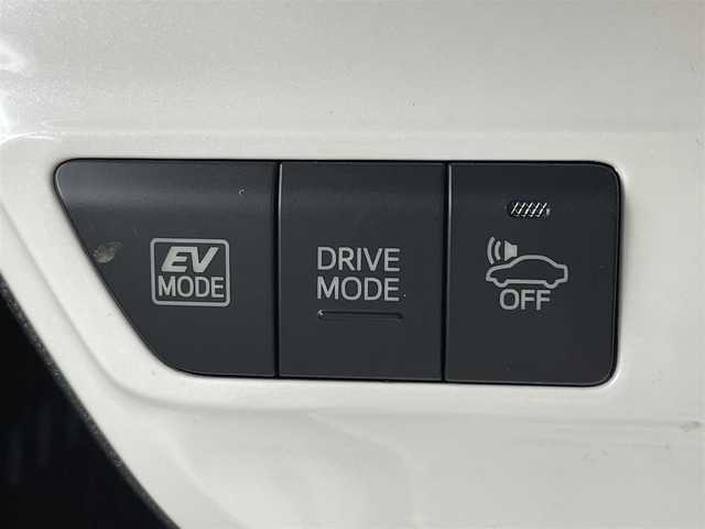 トヨタ プリウス A ツーリングセレクション 岡山県 2016(平28)年 7.6万km アティチュードブラックマイカ プッシュスタート/パーキングアシスト/スマートキー/ACC/ビルトインETC/バックカメラ/フルセグテレビ/純正９インチSDナビ/ヘッドアップディスプレイ/ドライブレコーダー/純正フロアマット/純正アルミホイール/レーンキープアシスト/オートライト/オートハイビーム/純正LEDヘッドライト/衝突被害軽減システム/フォグランプ