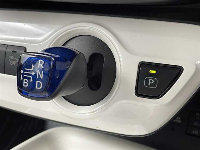 トヨタ プリウス A ツーリングセレクション 岡山県 2016(平28)年 7.6万km アティチュードブラックマイカ プッシュスタート/パーキングアシスト/スマートキー/ACC/ビルトインETC/バックカメラ/フルセグテレビ/純正９インチSDナビ/ヘッドアップディスプレイ/ドライブレコーダー/純正フロアマット/純正アルミホイール/レーンキープアシスト/オートライト/オートハイビーム/純正LEDヘッドライト/衝突被害軽減システム/フォグランプ