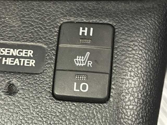 トヨタ プリウス A ツーリングセレクション 岡山県 2016(平28)年 7.6万km アティチュードブラックマイカ プッシュスタート/パーキングアシスト/スマートキー/ACC/ビルトインETC/バックカメラ/フルセグテレビ/純正９インチSDナビ/ヘッドアップディスプレイ/ドライブレコーダー/純正フロアマット/純正アルミホイール/レーンキープアシスト/オートライト/オートハイビーム/純正LEDヘッドライト/衝突被害軽減システム/フォグランプ