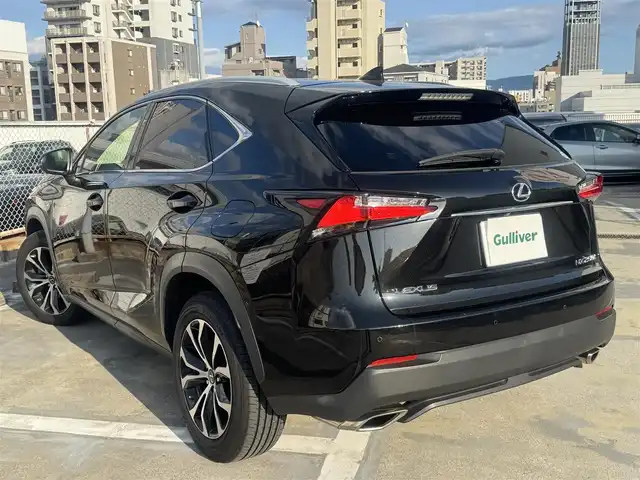 レクサス ＮＸ 200t Fスポーツ 広島県 2015(平27)年 7.3万km スターライトブラックガラスフレーク MOPムーンルーフ/MOPルーフレール/MOP三眼LEDヘッドランプ/MOP18インチ5本ツインスポーク切削光輝ブラック塗装アルミホイール/ドライブモードセレクト/専用革スポーツシート/運転席&助手席/・パワーシート/・シートヒーター/・シートベンチレーション/MOPパワーバックドア/SDナビゲーションシステム/・フルセグテレビ/・CD&DVD&Blu-ray再生可/・Bluetooth/・バックガイドモニター/・サイドモニター/ビルトインETC/ドライブレコーダー/クルーズコントロール/MOPクリアランスソナー&バックソナー/フロアマット/新車保証書有/取扱説明書有/MOP（メーカーオプション）