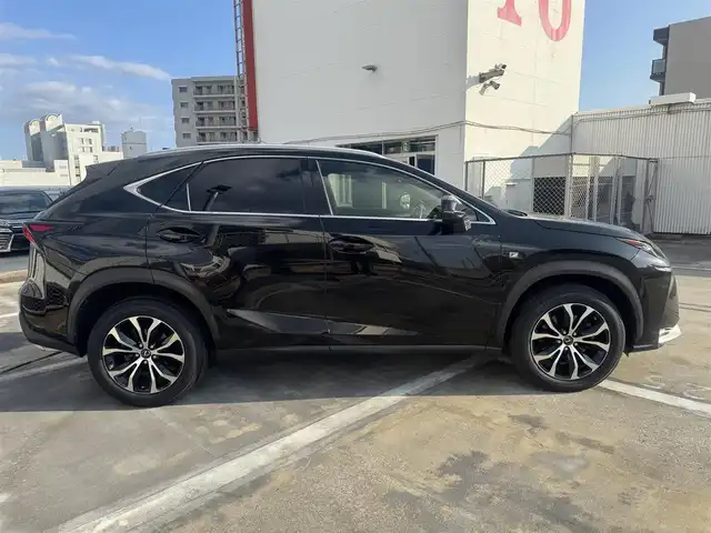 レクサス ＮＸ 200t Fスポーツ 広島県 2015(平27)年 7.3万km スターライトブラックガラスフレーク MOPムーンルーフ/MOPルーフレール/MOP三眼LEDヘッドランプ/MOP18インチ5本ツインスポーク切削光輝ブラック塗装アルミホイール/ドライブモードセレクト/専用革スポーツシート/運転席&助手席/・パワーシート/・シートヒーター/・シートベンチレーション/MOPパワーバックドア/SDナビゲーションシステム/・フルセグテレビ/・CD&DVD&Blu-ray再生可/・Bluetooth/・バックガイドモニター/・サイドモニター/ビルトインETC/ドライブレコーダー/クルーズコントロール/MOPクリアランスソナー&バックソナー/フロアマット/新車保証書有/取扱説明書有/MOP（メーカーオプション）