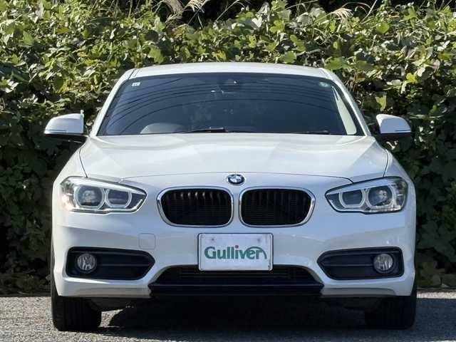 ＢＭＷ １１８ｉ スポーツ 大分県 2015(平27)年 4.5万km アルピンホワイトⅢ インテリジェントセーフティ/純正HDDナビ/バックカメラ/Bluetooth/DVD/USB/純正ドライブレコーダー/純正HIDヘッドライト/オートライトコントロール/スマートキー/エンジンプッシュスタート/MTモード付きAT/純正16インチアルミホイール/純正ETC