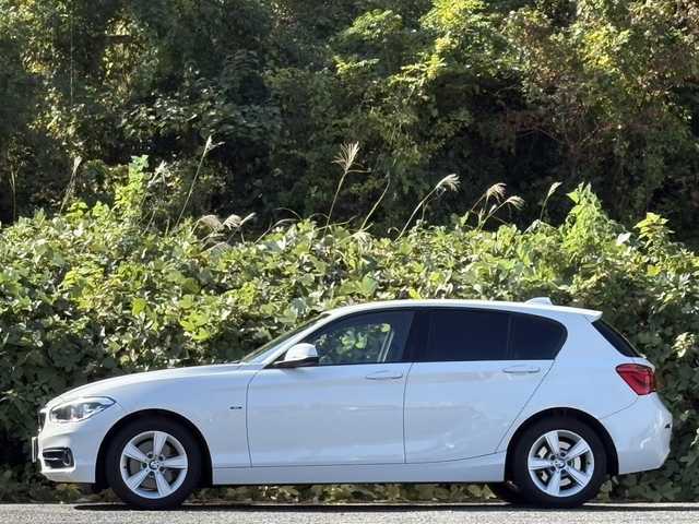 ＢＭＷ １１８ｉ スポーツ 大分県 2015(平27)年 4.5万km アルピンホワイトⅢ インテリジェントセーフティ/純正HDDナビ/バックカメラ/Bluetooth/DVD/USB/純正ドライブレコーダー/純正HIDヘッドライト/オートライトコントロール/スマートキー/エンジンプッシュスタート/MTモード付きAT/純正16インチアルミホイール/純正ETC