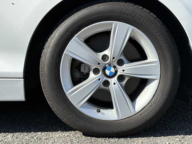 ＢＭＷ １１８ｉ スポーツ 大分県 2015(平27)年 4.5万km アルピンホワイトⅢ インテリジェントセーフティ/純正HDDナビ/バックカメラ/Bluetooth/DVD/USB/純正ドライブレコーダー/純正HIDヘッドライト/オートライトコントロール/スマートキー/エンジンプッシュスタート/MTモード付きAT/純正16インチアルミホイール/純正ETC