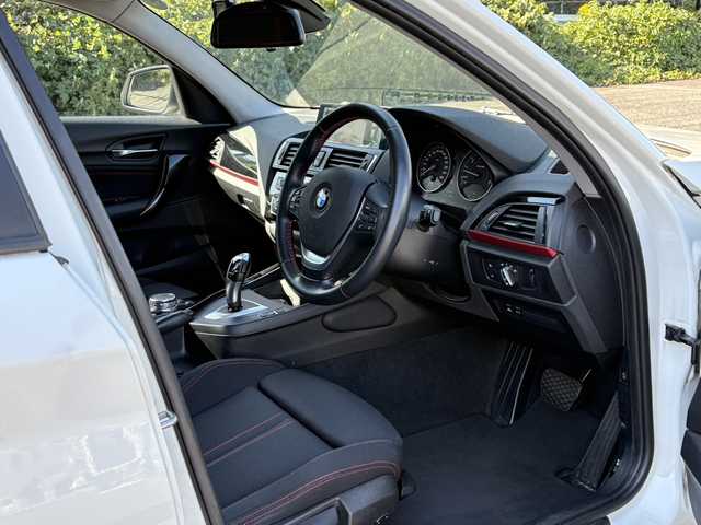 ＢＭＷ １１８ｉ スポーツ 大分県 2015(平27)年 4.5万km アルピンホワイトⅢ インテリジェントセーフティ/純正HDDナビ/バックカメラ/Bluetooth/DVD/USB/純正ドライブレコーダー/純正HIDヘッドライト/オートライトコントロール/スマートキー/エンジンプッシュスタート/MTモード付きAT/純正16インチアルミホイール/純正ETC