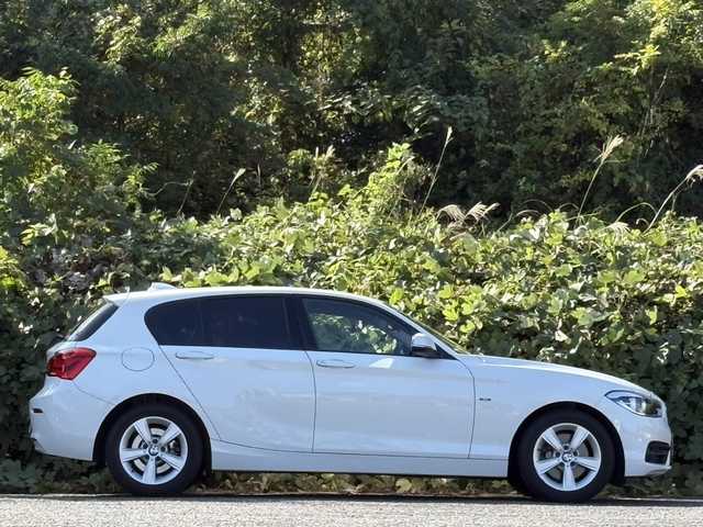 ＢＭＷ １１８ｉ スポーツ 大分県 2015(平27)年 4.5万km アルピンホワイトⅢ インテリジェントセーフティ/純正HDDナビ/バックカメラ/Bluetooth/DVD/USB/純正ドライブレコーダー/純正HIDヘッドライト/オートライトコントロール/スマートキー/エンジンプッシュスタート/MTモード付きAT/純正16インチアルミホイール/純正ETC