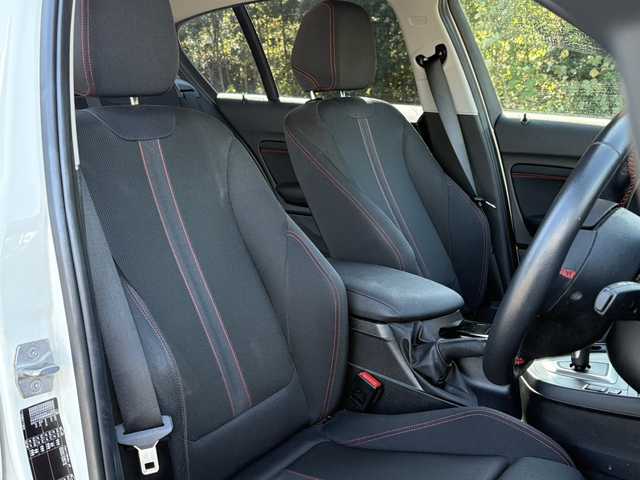 ＢＭＷ １１８ｉ スポーツ 大分県 2015(平27)年 4.5万km アルピンホワイトⅢ インテリジェントセーフティ/純正HDDナビ/バックカメラ/Bluetooth/DVD/USB/純正ドライブレコーダー/純正HIDヘッドライト/オートライトコントロール/スマートキー/エンジンプッシュスタート/MTモード付きAT/純正16インチアルミホイール/純正ETC