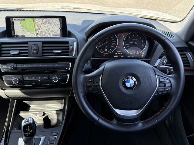 ＢＭＷ １１８ｉ スポーツ 大分県 2015(平27)年 4.5万km アルピンホワイトⅢ インテリジェントセーフティ/純正HDDナビ/バックカメラ/Bluetooth/DVD/USB/純正ドライブレコーダー/純正HIDヘッドライト/オートライトコントロール/スマートキー/エンジンプッシュスタート/MTモード付きAT/純正16インチアルミホイール/純正ETC