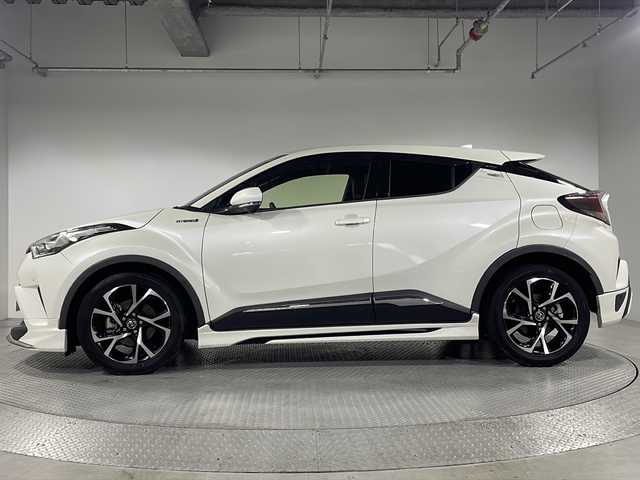 トヨタ Ｃ－ＨＲ G 神奈川県 2017(平29)年 6.7万km ホワイトパールクリスタルシャイン モデリスタエアロ　/バックカメラ　/純正9インチナビ　/‐AM/FM/CD/DVD/フルセグTV/Bluetooth　/Toyota Safety Sense P　/プリクラッシュセーフティシステム　/レーンディパーチャーアラート　/レーダークルーズコントロール　/オートマチックハイビーム　/ブランイドスポットモニター　/KENWOOD前後ドラレコ　/レザーシート　/シートヒーター