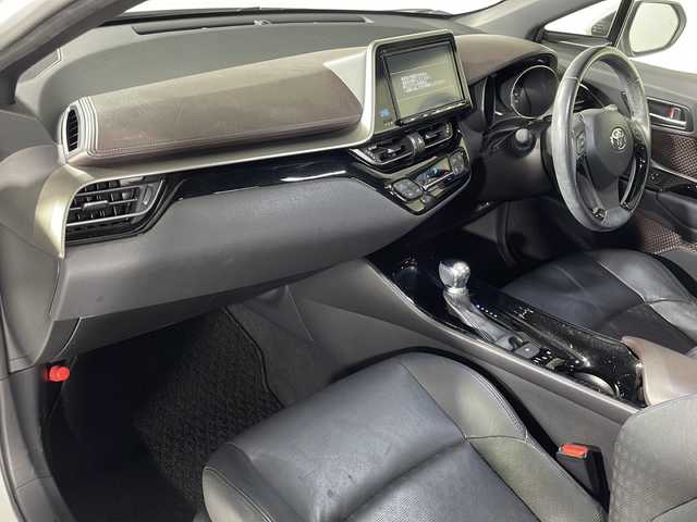 トヨタ Ｃ－ＨＲ G 神奈川県 2017(平29)年 6.7万km ホワイトパールクリスタルシャイン モデリスタエアロ　/バックカメラ　/純正9インチナビ　/‐AM/FM/CD/DVD/フルセグTV/Bluetooth　/Toyota Safety Sense P　/プリクラッシュセーフティシステム　/レーンディパーチャーアラート　/レーダークルーズコントロール　/オートマチックハイビーム　/ブランイドスポットモニター　/KENWOOD前後ドラレコ　/レザーシート　/シートヒーター