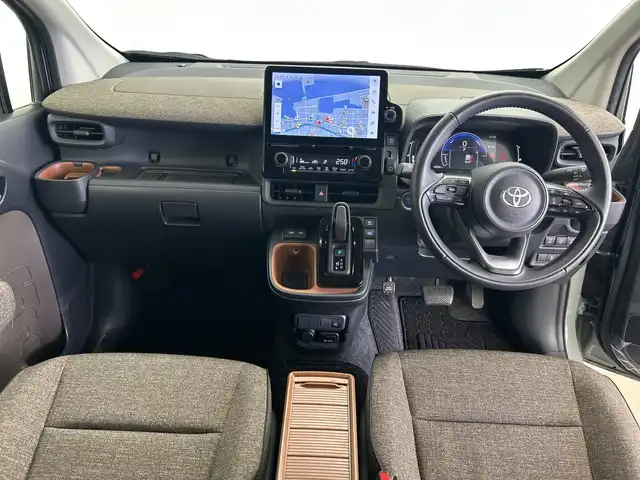 トヨタ シエンタ ハイブリッド Z 鹿児島県 2023(令5)年 1.9万km アーバンカーキ 純正10.5インチディスプレイオーディオ（ナビ機能付）/（AM/FM/Bluetooth/フルセグテレビ）/パノラミックビューモニター/フリップダウンモニター/トヨタセーフティセンス/・プリクラッシュセーフティ/・レーンキープアシスト/・レーダークルーズコントロール/・アダプティブハイビームシステム/・ロードサインアシスト/両側パワースライドドア/ビルトインETC/LEDオートライト/純正フロアマット/ブラインドスポットモニター/100V電源/スマートキー/スペアキー