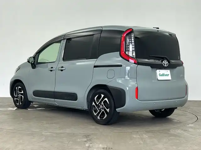 トヨタ シエンタ ハイブリッド Z 鹿児島県 2023(令5)年 1.9万km アーバンカーキ 純正10.5インチディスプレイオーディオ（ナビ機能付）/（AM/FM/Bluetooth/フルセグテレビ）/パノラミックビューモニター/フリップダウンモニター/トヨタセーフティセンス/・プリクラッシュセーフティ/・レーンキープアシスト/・レーダークルーズコントロール/・アダプティブハイビームシステム/・ロードサインアシスト/両側パワースライドドア/ビルトインETC/LEDオートライト/純正フロアマット/ブラインドスポットモニター/100V電源/スマートキー/スペアキー