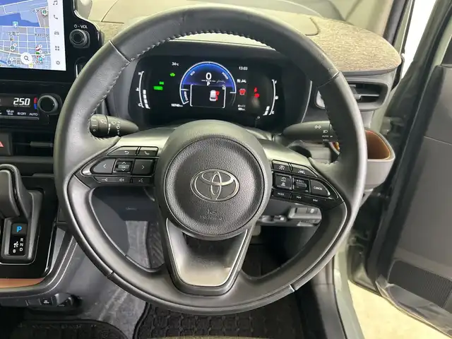 トヨタ シエンタ ハイブリッド Z 鹿児島県 2023(令5)年 1.9万km アーバンカーキ 純正10.5インチディスプレイオーディオ（ナビ機能付）/（AM/FM/Bluetooth/フルセグテレビ）/パノラミックビューモニター/フリップダウンモニター/トヨタセーフティセンス/・プリクラッシュセーフティ/・レーンキープアシスト/・レーダークルーズコントロール/・アダプティブハイビームシステム/・ロードサインアシスト/両側パワースライドドア/ビルトインETC/LEDオートライト/純正フロアマット/ブラインドスポットモニター/100V電源/スマートキー/スペアキー