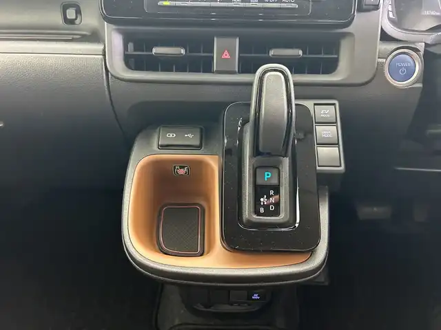 トヨタ シエンタ ハイブリッド Z 鹿児島県 2023(令5)年 1.9万km アーバンカーキ 純正10.5インチディスプレイオーディオ（ナビ機能付）/（AM/FM/Bluetooth/フルセグテレビ）/パノラミックビューモニター/フリップダウンモニター/トヨタセーフティセンス/・プリクラッシュセーフティ/・レーンキープアシスト/・レーダークルーズコントロール/・アダプティブハイビームシステム/・ロードサインアシスト/両側パワースライドドア/ビルトインETC/LEDオートライト/純正フロアマット/ブラインドスポットモニター/100V電源/スマートキー/スペアキー