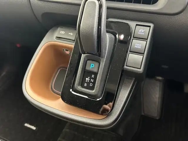 トヨタ シエンタ ハイブリッド Z 鹿児島県 2023(令5)年 1.9万km アーバンカーキ 純正10.5インチディスプレイオーディオ（ナビ機能付）/（AM/FM/Bluetooth/フルセグテレビ）/パノラミックビューモニター/フリップダウンモニター/トヨタセーフティセンス/・プリクラッシュセーフティ/・レーンキープアシスト/・レーダークルーズコントロール/・アダプティブハイビームシステム/・ロードサインアシスト/両側パワースライドドア/ビルトインETC/LEDオートライト/純正フロアマット/ブラインドスポットモニター/100V電源/スマートキー/スペアキー