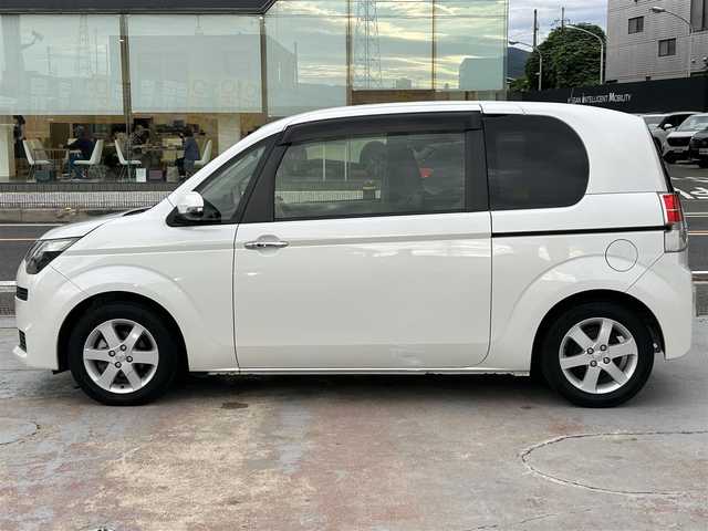 トヨタ スペイド G 大分県 2014(平26)年 5.1万km ホワイトパールクリスタルシャイン  ワンオーナー/ 社外メモリナビ/　・フルセグTV/　・BTオーディオ/　・CD/DVD再生/　・AM/FM/　・バックカメラ/ 片側パワースライドドア/ 運転席シートヒーター/ 横滑り防止装置/ ETC/ 12Vシガーソケット/ 純正フロアマット/ 電動格納ミラー/ KENWOODツィータースピーカー/ クラリオンサブウーファー/ 純正15インチアルミホイール/ ドアバイザー