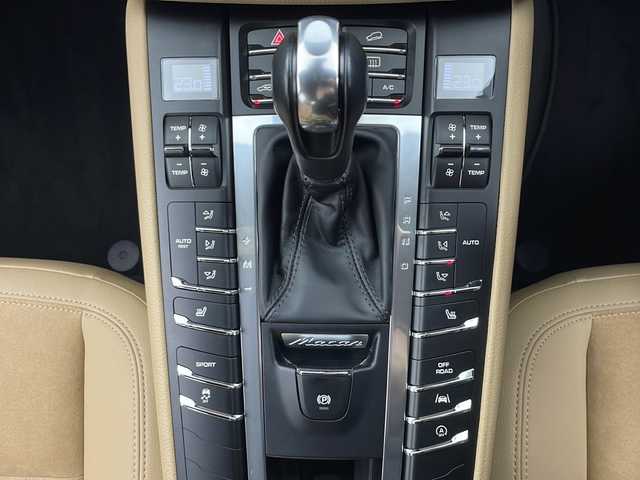 ポルシェ マカン 秋田県 2017(平29)年 1.2万km ピュアホワイト 純正OP　BBS製RSスパイダー　20)インチAW/純正18)インチAW　スタッドレス付AW積込/禁煙車/4WD/純正HDDナビ/バック/サイドカメラ/前後コーナーセンサー/クルーズコントロール/ベージュシート/パワーシート/シートヒーター/革巻きステアリング/パドルシフト/LEDライト/ETC/パワーバックドア/ヒルクライムアシスト/キーレス スタートシステム/W/サイドエアバッグ/ABS/スマートキーx2/保証書/取説/ナビ取説