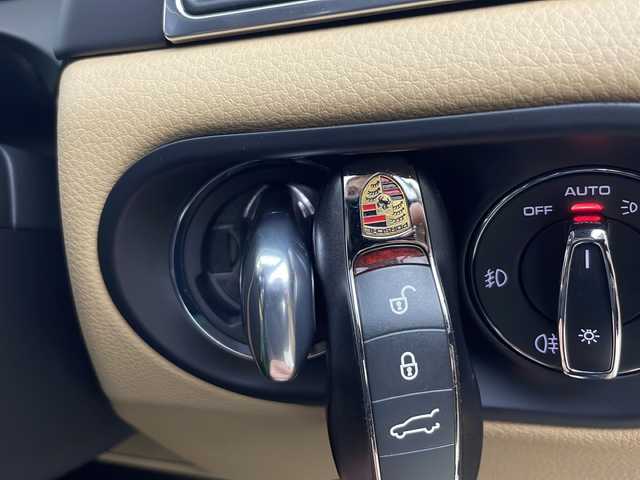 ポルシェ マカン 秋田県 2017(平29)年 1.2万km ピュアホワイト 純正OP　BBS製RSスパイダー　20)インチAW/純正18)インチAW　スタッドレス付AW積込/禁煙車/4WD/純正HDDナビ/バック/サイドカメラ/前後コーナーセンサー/クルーズコントロール/ベージュシート/パワーシート/シートヒーター/革巻きステアリング/パドルシフト/LEDライト/ETC/パワーバックドア/ヒルクライムアシスト/キーレス スタートシステム/W/サイドエアバッグ/ABS/スマートキーx2/保証書/取説/ナビ取説