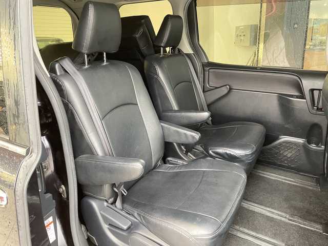 トヨタ エスクァイア Xi 愛知県 2015(平27)年 8.5万km スパークリングブラックパールクリスタルシャイン 純正ナビ/フリップダウンモニター/両側パワースライドドア/バックカメラ/純正アルミホイール/LEDヘッドライト/オートライト/ドライブレコーダー/ETC/フルセグ/CD DVD/Bluetooth/ステアリングスイッチ/スマートキー/プッシュスタート