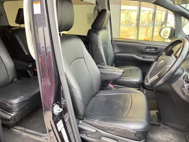 トヨタ エスクァイア Xi 愛知県 2015(平27)年 8.5万km スパークリングブラックパールクリスタルシャイン 純正ナビ/フリップダウンモニター/両側パワースライドドア/バックカメラ/純正アルミホイール/LEDヘッドライト/オートライト/ドライブレコーダー/ETC/フルセグ/CD DVD/Bluetooth/ステアリングスイッチ/スマートキー/プッシュスタート