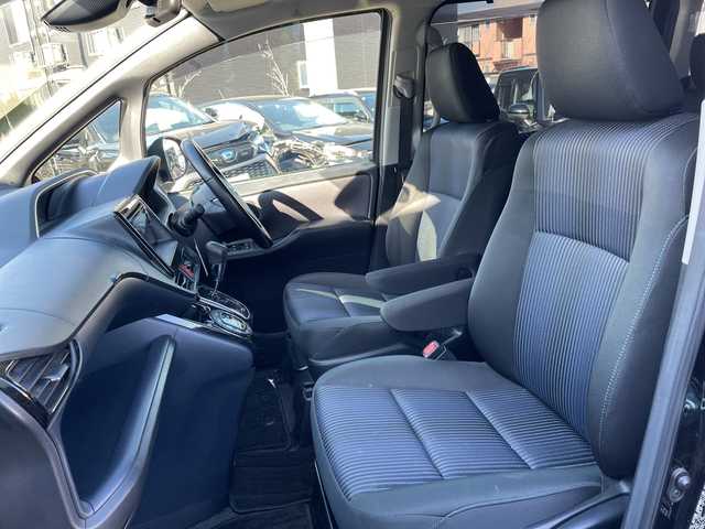 トヨタ ヴォクシー ZS 煌Ⅱ 長野県 2016(平28)年 6万km ブラック 禁煙車/アルパインナビ/CD/DVD/Bluetooth/フルセグTV/バックカメラ/アルパインフリップダウンモニター/両側パワースライドドア/アイドリングストップ/ETC/純正AW16インチ/横滑り防止装置/レーンキープアシスト/衝突軽減ブレーキ/オートマチックハイビーム/革巻きステアリング/ウォークスルー/ドアバイザー/プッシュスタート/スマートキー/スペアキー