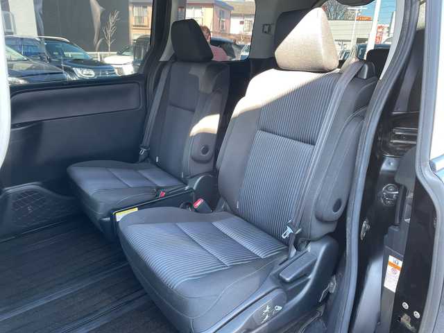 トヨタ ヴォクシー ZS 煌Ⅱ 長野県 2016(平28)年 6万km ブラック 禁煙車/アルパインナビ/CD/DVD/Bluetooth/フルセグTV/バックカメラ/アルパインフリップダウンモニター/両側パワースライドドア/アイドリングストップ/ETC/純正AW16インチ/横滑り防止装置/レーンキープアシスト/衝突軽減ブレーキ/オートマチックハイビーム/革巻きステアリング/ウォークスルー/ドアバイザー/プッシュスタート/スマートキー/スペアキー