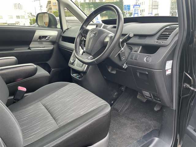 トヨタ ヴォクシー ZS 煌Ⅲ 沖縄県 2012(平24)年 7.4万km ブラック (株)IDOMが運営する【じしゃロンコザ店】の自社ローン専用車両になりますこちらは現金またはオートローンご利用時の価格です。自社ローンご希望の方は別途その旨お申付け下さい/アルパインナビ　/フルセグＴＶ　/Ｂｌｕｅｔｏｏｔｈ接続　/バックカメラ　/ＣＤ／ＤＶＤ再生　/ＥＴＣ　/フリップダウンモニター　/両側パワースライドドア　/プッシュスタート　/スマートキー　/スペアキー