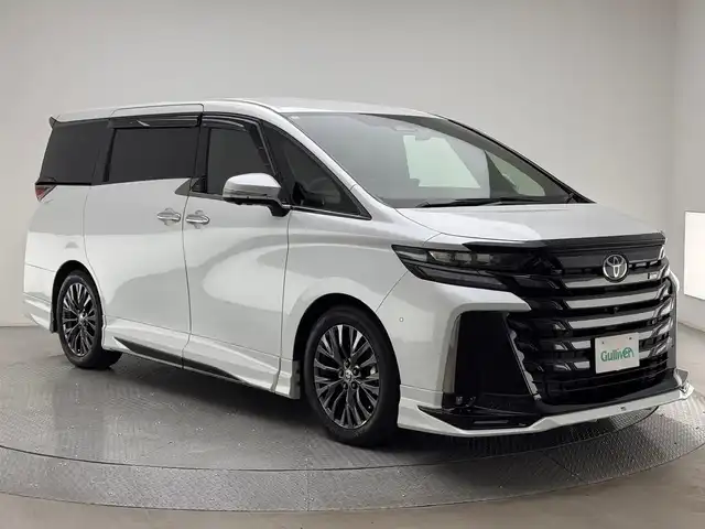トヨタ ヴェルファイア Z プレミア 兵庫県 2024(令6)年 1.9万km プラチナホワイトパールマイカ 両側パワースライドドア/パワーバックドア/ドラレコ/純正メモリナビ/（BT、USB、Miracast、フルセグ）/純正DA/HDMI/アラウンドビューモニター/パーキングアシスト/コーナーセンサー/パドルシフト/LDA/ACC/TCS/BSM/PCS/HUD/前席、2ndシートパワーシート/前席、2ndシートシートヒーター/前席、2ndシートベンチレーション/ステアリングヒーター/F・S・RGRスポイラー/AWD/オートハイビーム/LEDヘッドライト/ビルトインETC2.0/デジタルインナーミラー/茶レザーシート/ワイヤレス充電/スーパーロングオーバーヘッドコンソール/左右独立ムーンルーフ/純正19インチAW/社外マット、バイザー/スペアキー1本