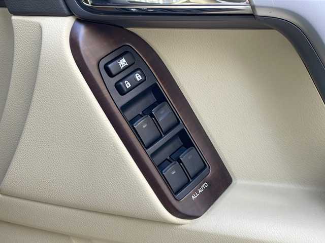 トヨタ ランドクルーザー プラド TX Lパッケージ 秋田県 2015(平27)年 12.7万km ホワイトパールクリスタルシャイン ワンオーナー/純正SDナビ/DVD　CD DTV　BT　ラジオ　/バックカメラ/ビルトインETC/寒冷地仕様/レザーシート/シートヒーター/モデリスタエアロ/クルーズコントロール/フロアマット/ドアバイザー