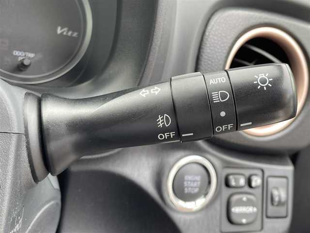 トヨタ ヴィッツ F スマートストップP シエル 愛媛県 2013(平25)年 6.7万km ボルドーマイカメタリック 純正ナビ（NHZD-W62G）/・Bluetooth/・CD/DVD/フルセグTV/バックカメラ/ETC/ドライブレコーダー/純正フロアマット/オートライト