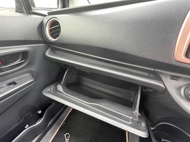 トヨタ ヴィッツ F スマートストップP シエル 愛媛県 2013(平25)年 6.7万km ボルドーマイカメタリック 純正ナビ（NHZD-W62G）/・Bluetooth/・CD/DVD/フルセグTV/バックカメラ/ETC/ドライブレコーダー/純正フロアマット/オートライト